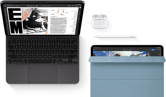iPad Pro připojený k Magic Keyboardu, pohled zepředu, vesmírně černá barva, zaoblené rohy, černý rámeček displeje, otevřený, na displeji se zobrazuje aplikace na úpravy článků s textem a fotkou ženy hrající hudbu, AirPods 4 v otevřeném pouzdru, modré Smart Folio na iPadu Pro s Apple Pencilem připnutým k horní straně zařízení, pootevřený kryt odhalující displej